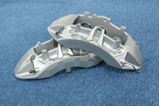 Calibrador de 6 potes en un coche Grey Zr 1 construcción del lanzamiento de aluminio Monoblock