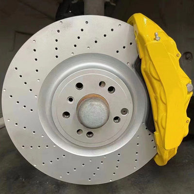 Pinzas de freno amarillas de 6 pistones Mercedes con rotores de alto carbono