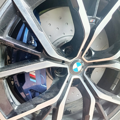 4 el pistón BMW los calibradores R18 del freno de 3 series avanza lentamente las ruedas con los discos de 348M M